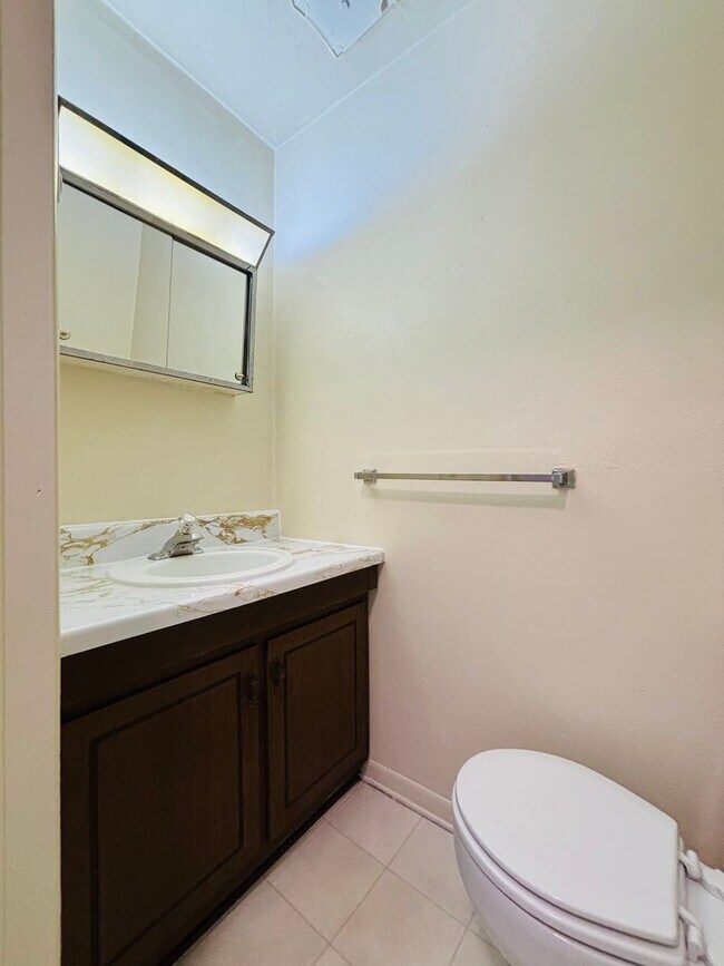Building Photo - 2 Bedroom, 1.5 Bath Townhouse