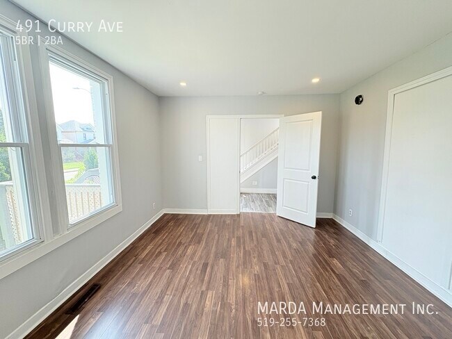 Photo du bâtiment - SPACIOUS 5 BEDROOM 2 BATH SINGLE FAMILY HO...