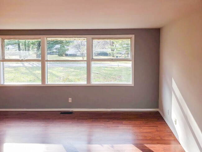 Building Photo - Enclosed Porch