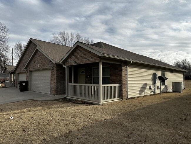 Building Photo - 822 15th St