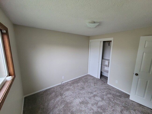 Building Photo - 3 Bd / 1 BA Pet Friendly~New Carpets & Paint!