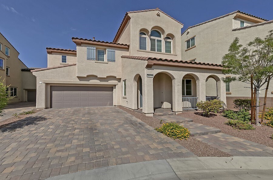 Foto principal - Providence Home with 2 Story Master Bedroom
