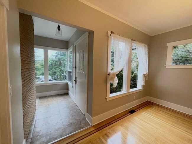 Foto del edificio - Elegant 4BR 2.5Bath Home with Fenced Yard & Garage Across from Seattle Prep**2 weeks free **2 wee...