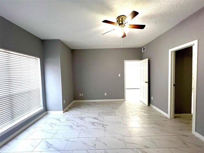 Building Photo - 3100 Walnut Bend Ln