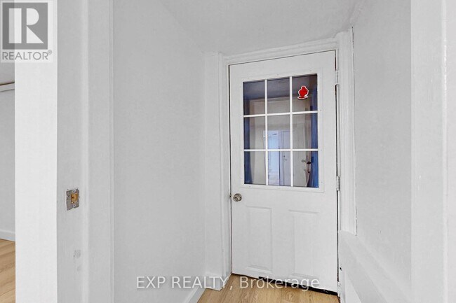 Photo du bâtiment - 858 Manning Ave
