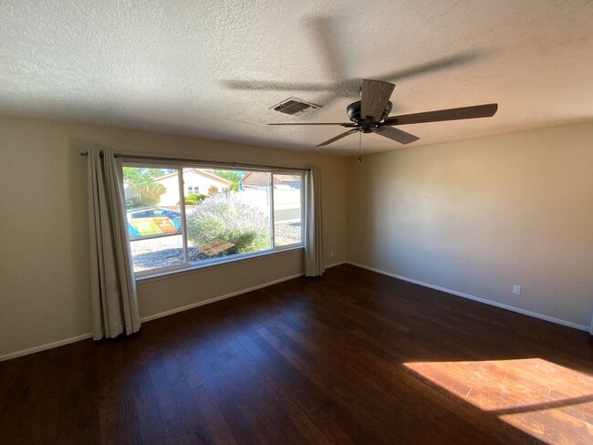 Foto del edificio - 4 Bedroom with Office Single Story Home Av...