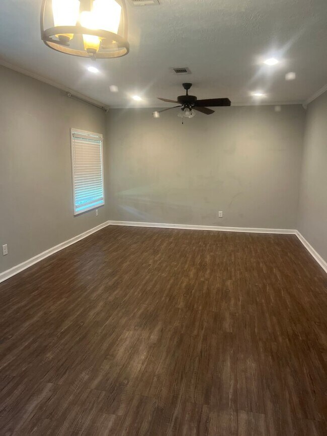 Foto del edificio - Spacious Three Bedroom