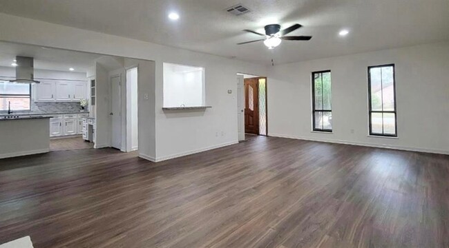 Building Photo - 15415 La Paloma Dr