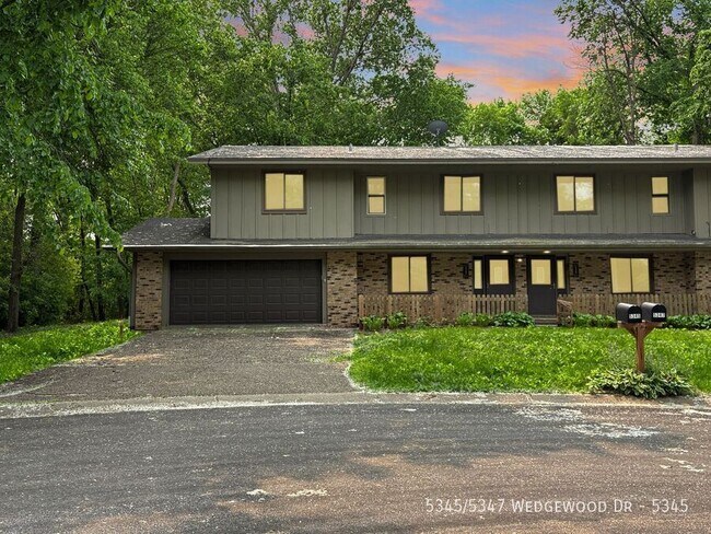 Foto del edificio - 5345/5347 Wedgewood Dr-5345