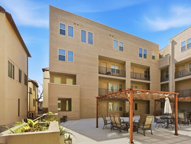 Building Photo - 4819 Caroline St