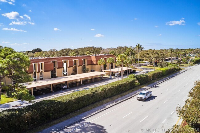 Foto del edificio - 5250 Woodland Lakes Dr