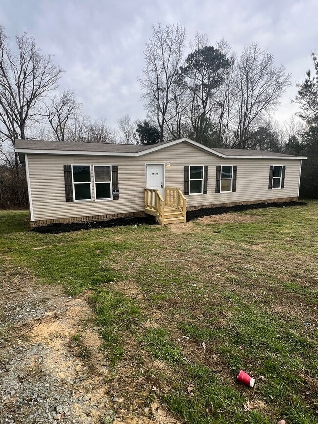 Building Photo - Large 3 bedroom / 2 bath home / 1 Acre FOR RENT