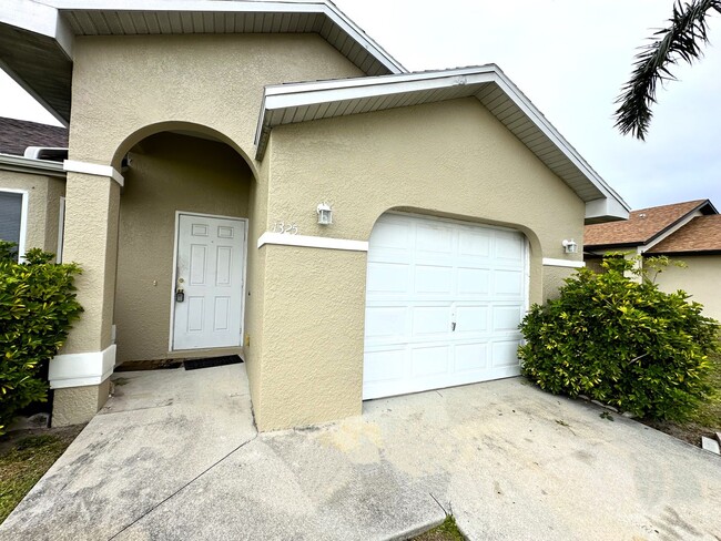 Foto del edificio - 2 BED 2 BATH 1 CAR GARAGE DUPLEX IN SUNNY ...