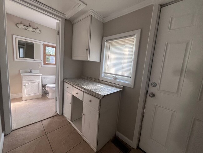 Building Photo - 4 Bedroom / 2 Bath House