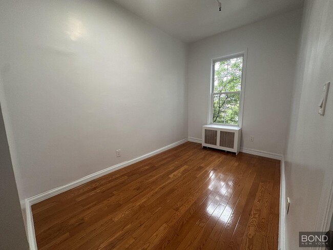 Building Photo - 927 Grand St