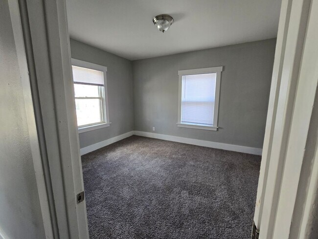 Building Photo - 5 Bedroom House