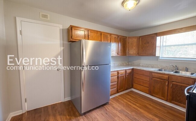 Building Photo - 3 Bed/2 Bath Home with Fenced Yard / Vouchers Accepted / Available Now!