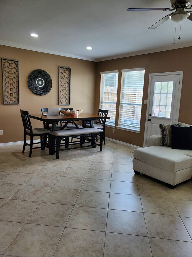 Foto del edificio - 6811 Independence Blvd