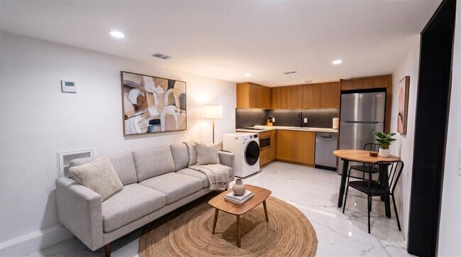 Foto del edificio - 2416 E 10th St