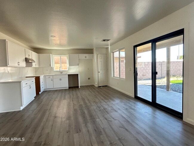 Building Photo - 10542 W Alvarado Rd