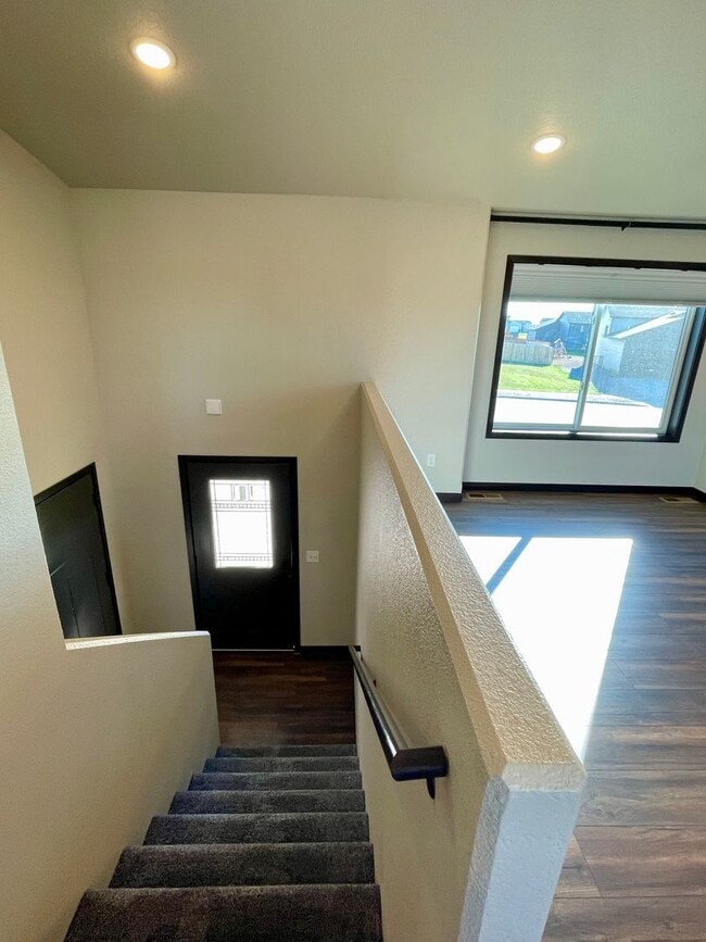 Building Photo - 557 Mace Dr