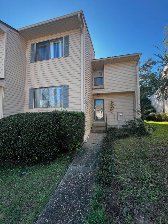 Building Photo - Spacious 3BR Townhouse in Cordova: Pool, T...