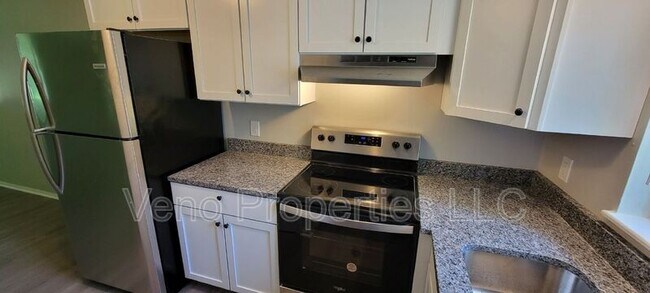 Building Photo - 40 McIntyre St