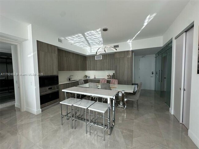 Foto del edificio - 17550 Collins Ave