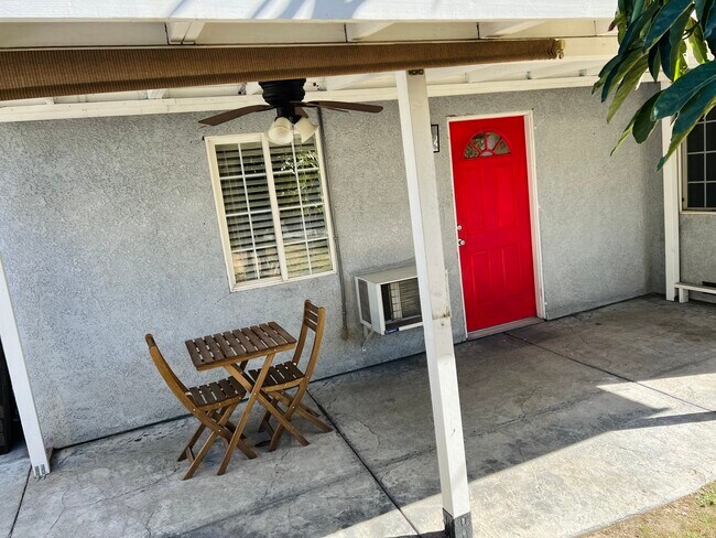 Patio delantero sombreado - 1404 N Buena Vista St