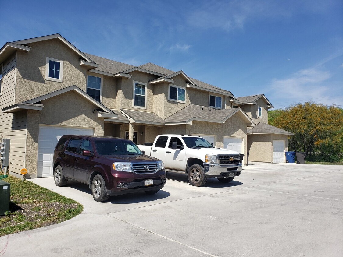 Foto principal - Townhome END unit