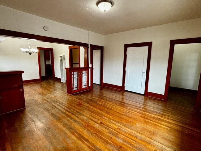 Building Photo - Large 1 bedroom 1 bath located in Golden Hill