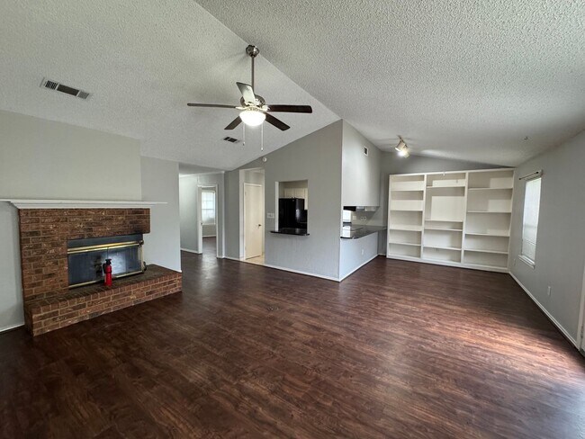 Building Photo - Updated Midway ISD 5 Bedroom