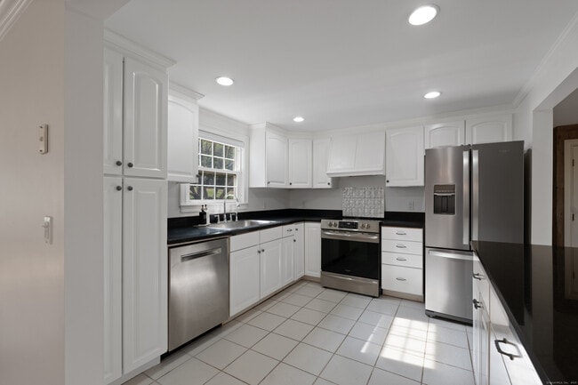 Building Photo - 486 Deercliff Rd