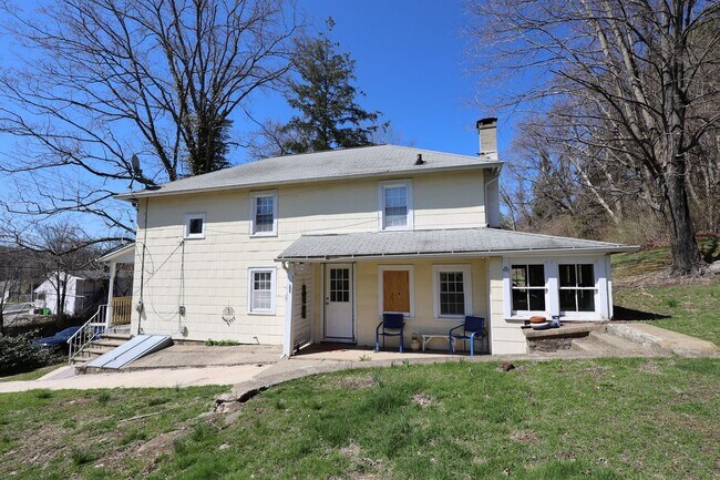 Building Photo - 48 W Branchville Rd