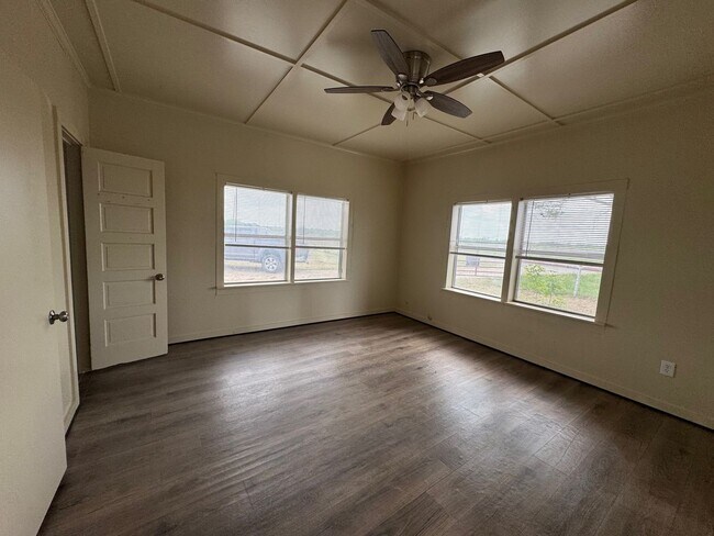 Foto del edificio - 2 Bedroom 1 Bath Home on 1.5 acres