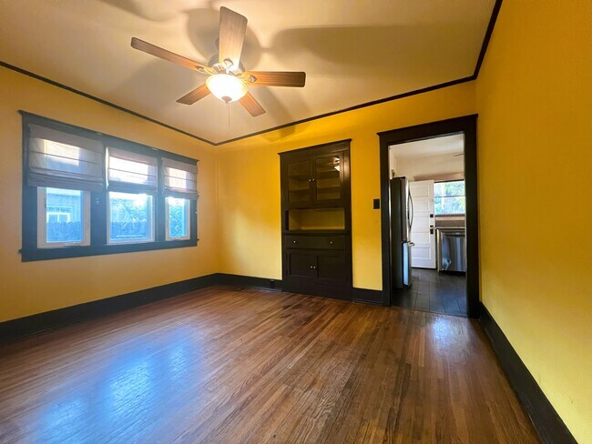 Foto del edificio - 323 W Walnut Ave