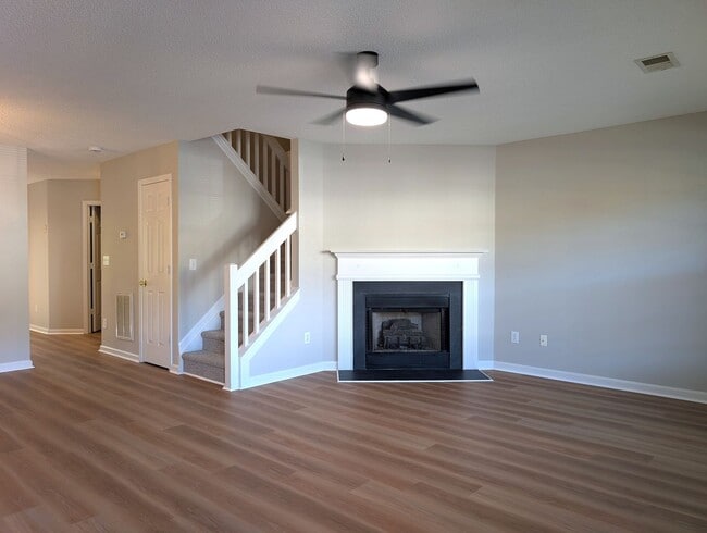 Foto del edificio - Pristine, 2 bed, 2.5 bath Townhome Located...