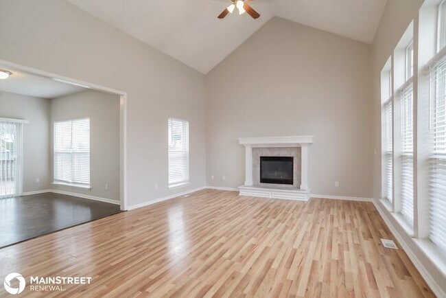 Building Photo - 633 SE James Ct