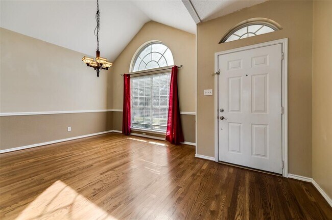 Building Photo - 1204 Surrey Cir