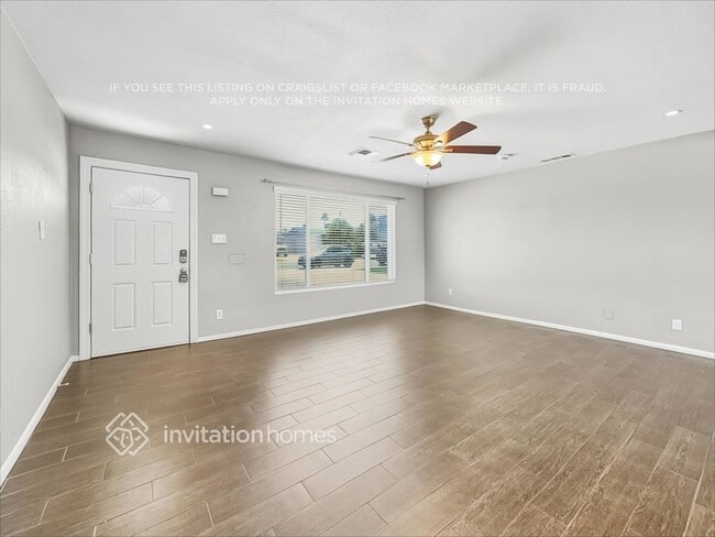Building Photo - 8746 E Palm Ln