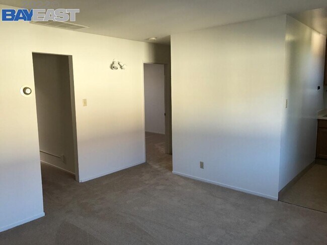 Building Photo - 301 Poplar St