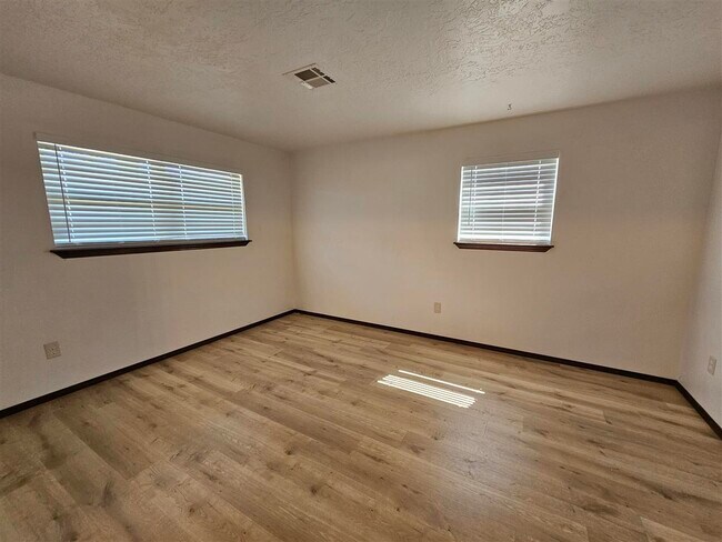 Building Photo - 7318 NW Andrews Ave