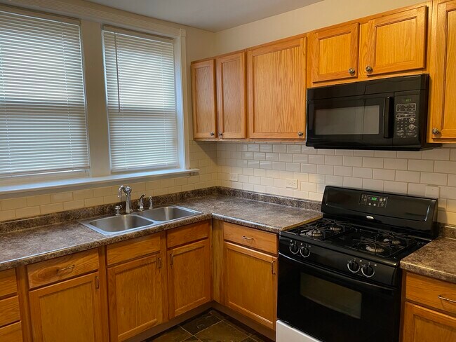 Kitchen - 8120 S Crandon Ave