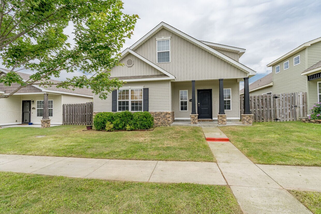 Foto principal - Spacious 3 Bedroom Home Close to UofA!