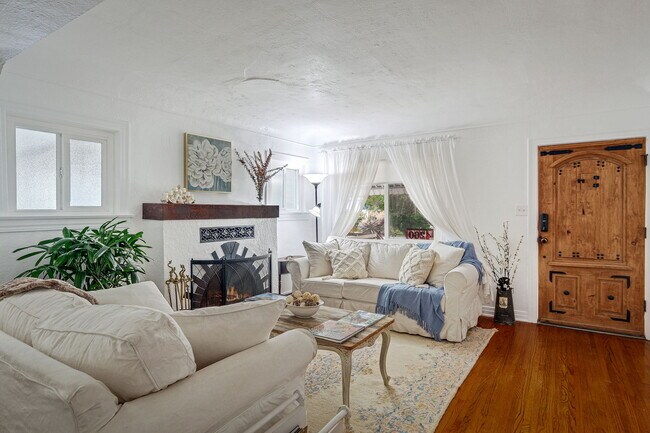 Foto del edificio - 4260 McConnell Blvd