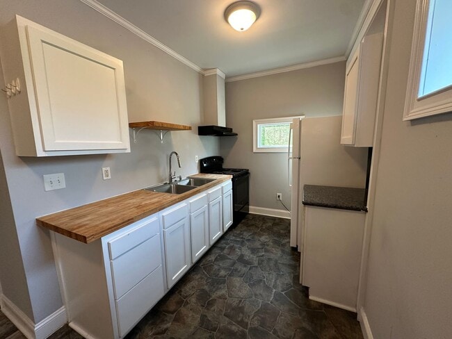 Building Photo - Studio Apartment