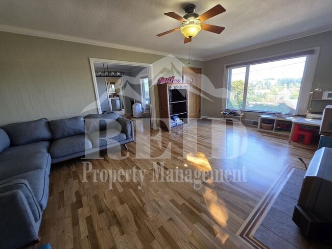 Building Photo - Charming Charleston Classic close to PSNS!