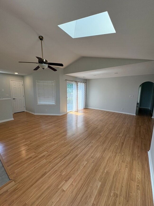 Building Photo - 3 Bed, 2 Bath Condo Off West Green Meadows
