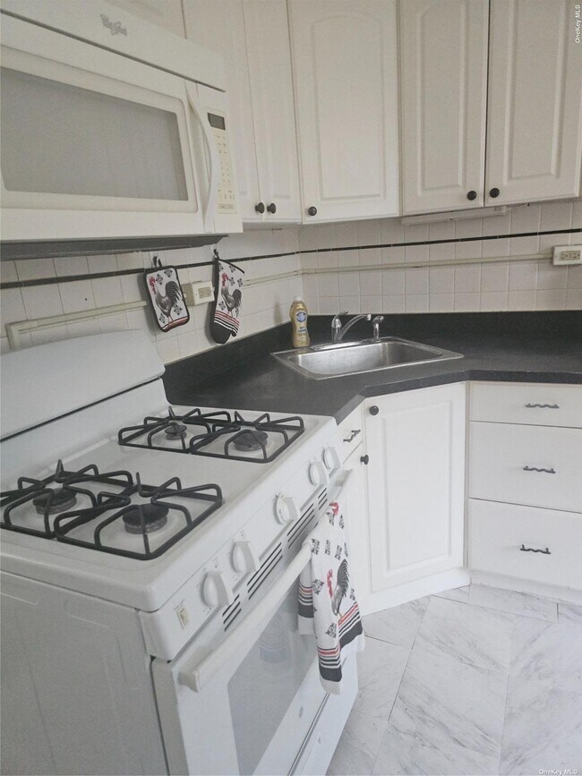 Foto del edificio - 187-02 104th Ave