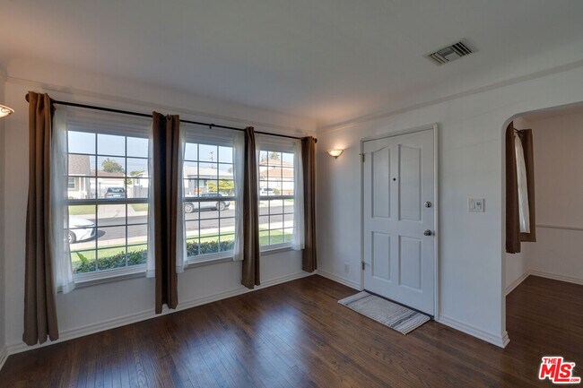 Foto del edificio - 6408 W 82nd St